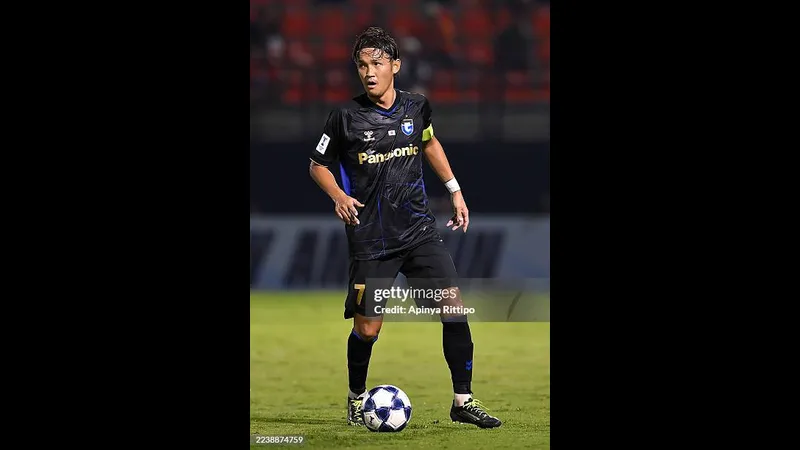 Cầu thủ Gamba Osaka vượt qua hậu vệ Ratchaburi bằng kỹ thuật cá nhân tại trận đấu